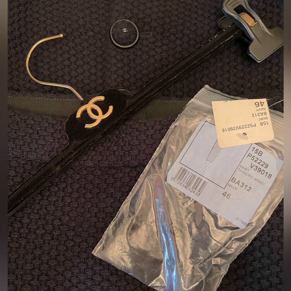 CHANEL NAVY BLUE KNIT KNEE LENGTH SKIRT….BRAND NEW!!!